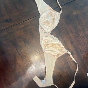 Vanity Fair Satin Cream Bra